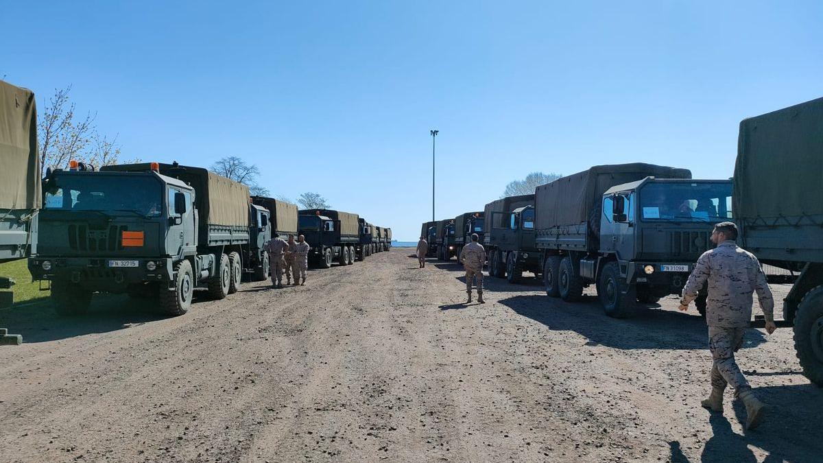 Camiones del EJército español donados a Ucrania, desembarcados del buque Ysabel el 28 de abril de 2022.