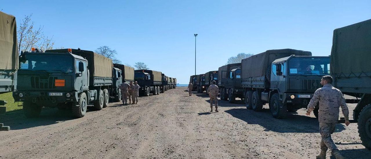 Camiones del EJército español donados a Ucrania, desembarcados del buque Ysabel el 28 de abril de 2022.