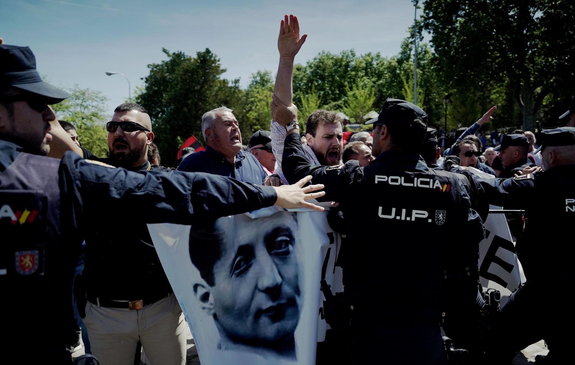 Falangistas protagonizan incidentes en Madrid por el traslado de los restos de José Antonio Primo de Rivera