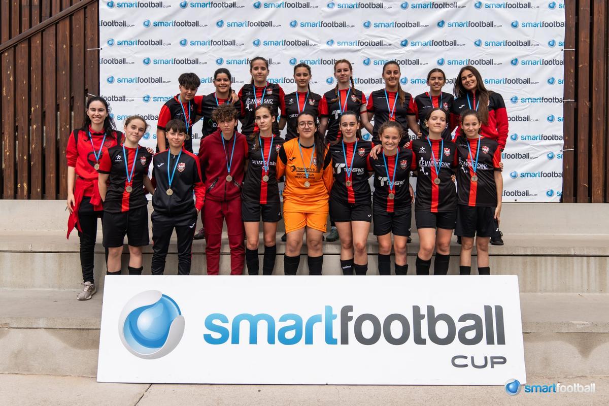 El equipo femenino juvenil-cadete del Ciutat de Xàtiva en la SF Cup.