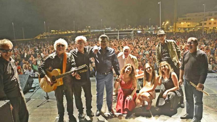 &quot;Los Linces&quot;, Phil Trim, Micky y Lorena Ares, en su reciente concierto en la playa gijonesa de Poniente.