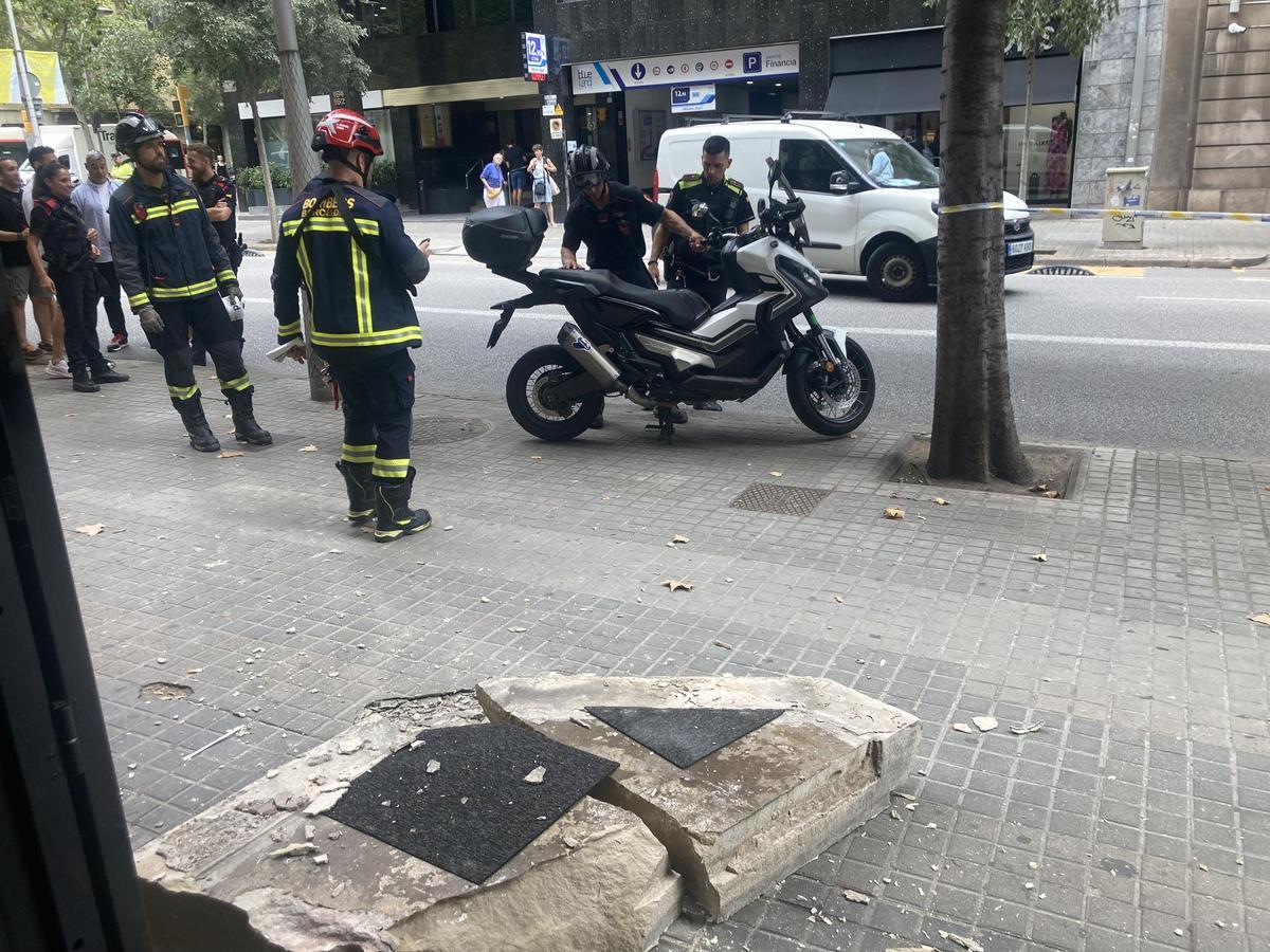 Los Bombers de la Generalitat asegurando la zona afectada