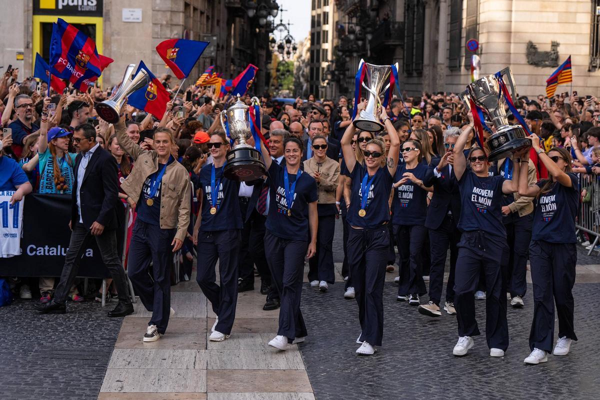 Las jugadoras del Barça llegando a Plaça Sant Jaume