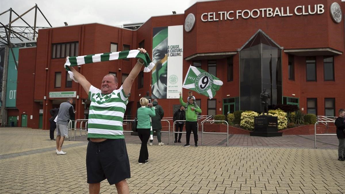 Uno de los aficionados del Celtic que acudió a las puertas del estadio para celebrar el título de Liga.