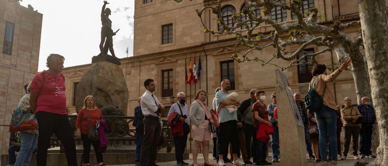 Un grupo de turistas, en la zona de Viriato. |