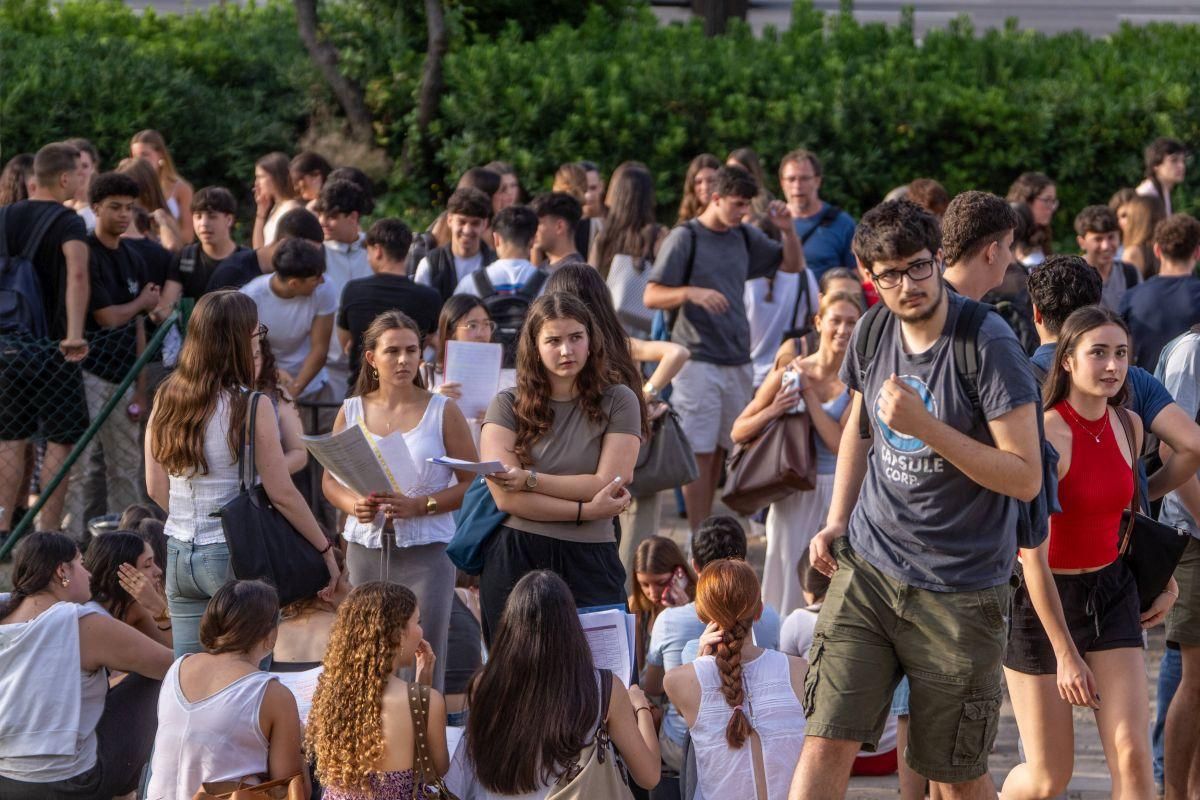 Llegada de alumnos a la Facultat de Dret de la UB, el primer día de exámenes de las PAU 2025 en Catalunya