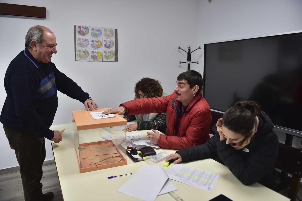 Fotogalería | Elecciones en Extremadura: Así votan este 21D en Jarilla y Villar de Plasencia