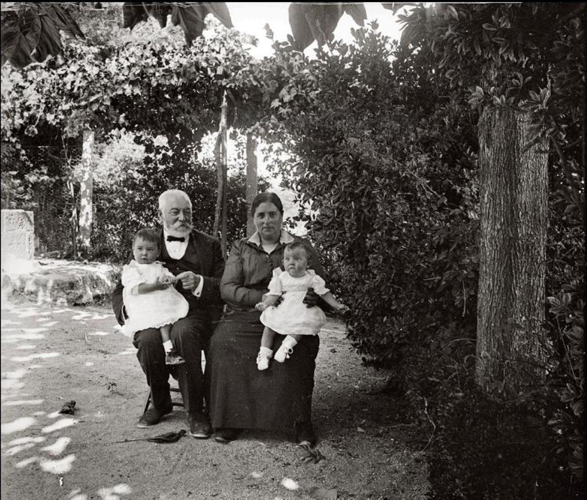 Fernando García Arenal coa familia no calé do Con, no ano 1915.