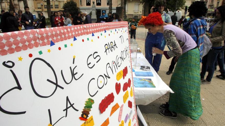 Una de las animadoras que amenizaron la mañana a los niños, junto al mural de convivencia.