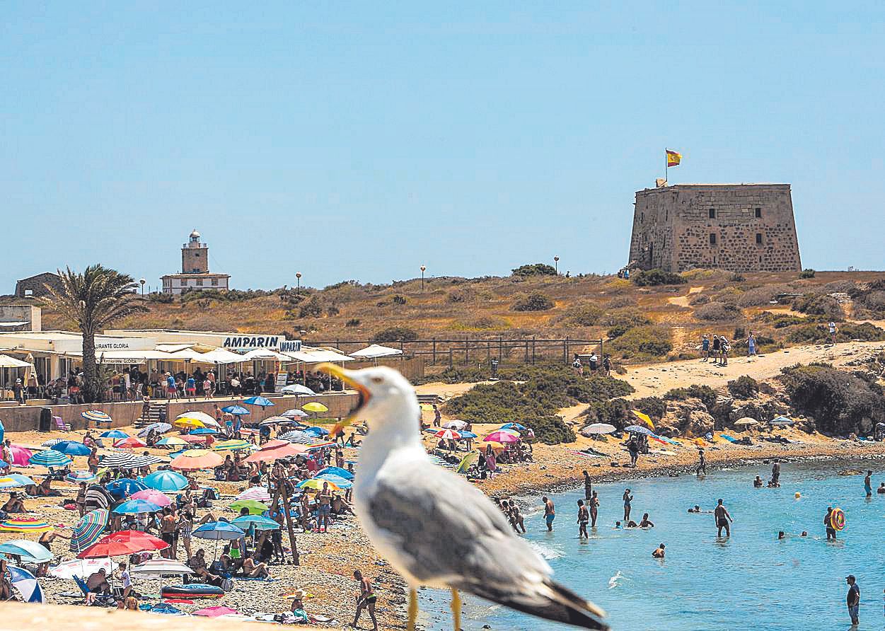 Vista de la playa, la Torre de San José y el faro, al fondo.