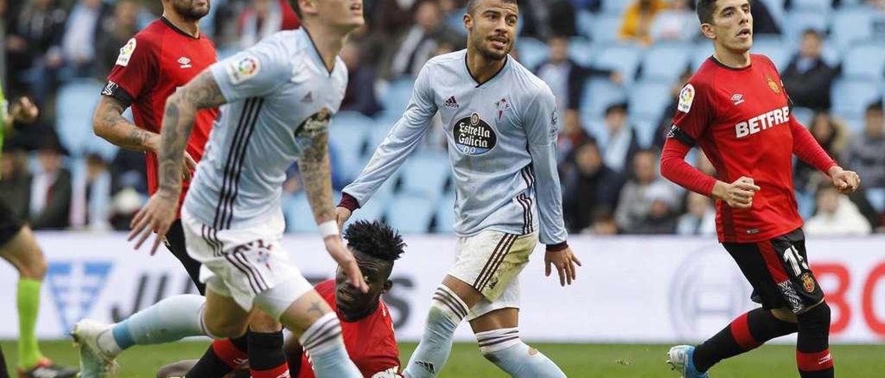 Santi Mina y Rafinha, expectantes en una jugada durante la visita del Mallorca a Balaídos. // Ricardo Grobas