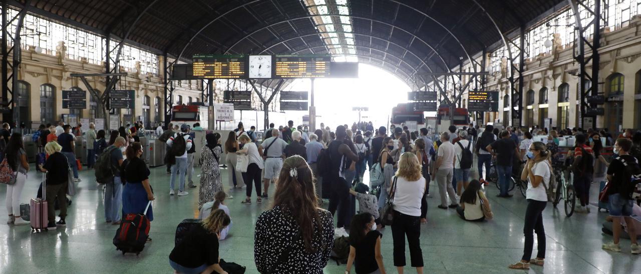 Varios viajeros esperan en la Estació del Nord a poder tomar algún tren durante la huelga de maquinistas.