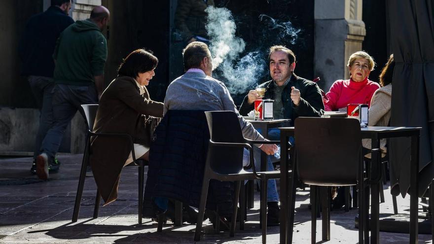 Encuesta: ¿Crees que debería estar prohibido fumar en las terrazas?