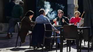 Los clientes de bares, fumadores o no, defienden la tolerancia con el tabaco en las terrazas