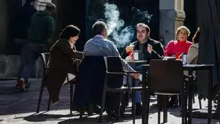 Encuesta: ¿Crees que debería estar prohibido fumar en las terrazas?