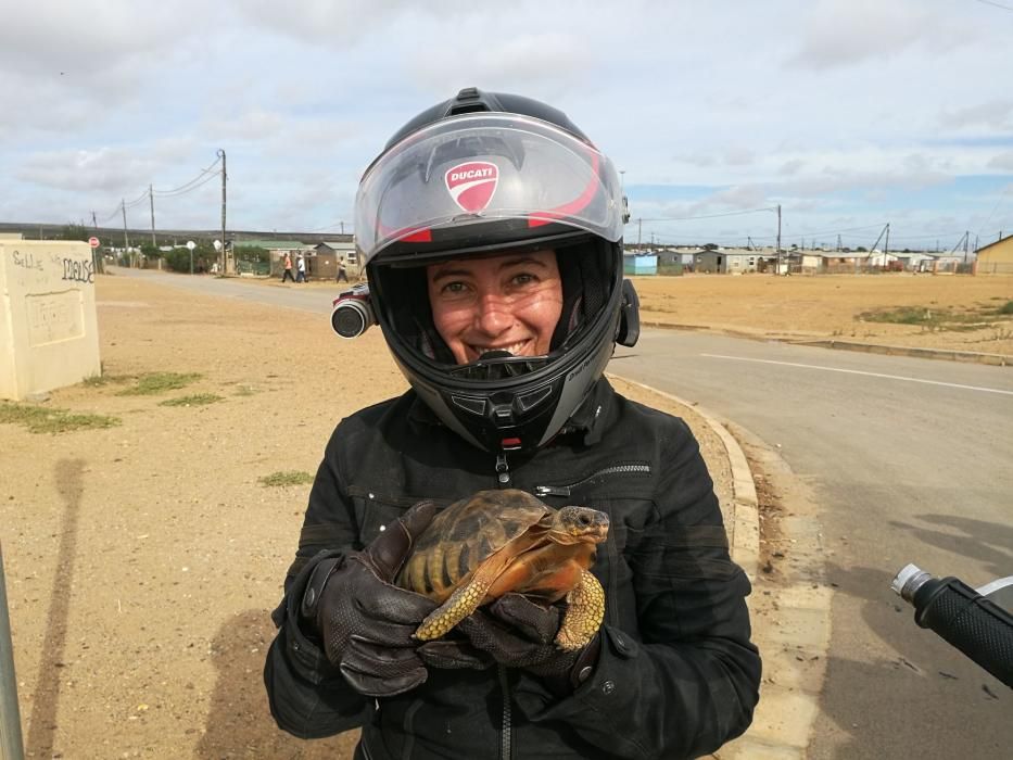 Alicia Sornosa, la única mujer europea de habla hispana en recorrer el mundo en moto