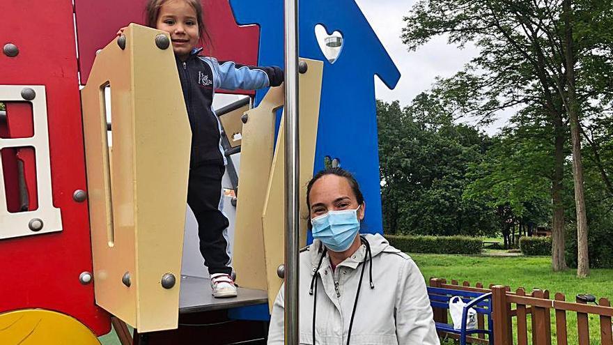 Mencía Avello, jugando con su madre, Verónica Marcos, ayer, en el parque de La Fresneda. | I. G. 