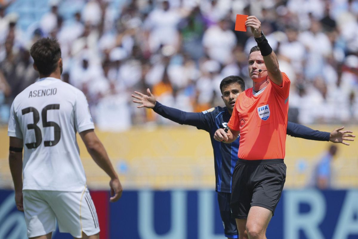 Referee Ramon Abatt shows a red card to Real Madrid's Raul Asencio during the Club World Cup Group H soccer match between Real Madrid and CF Pachuca in Charlotte, N.C., Sunday, June 22, 2025. (AP Photo/Chris Carlson). EDITORIAL USE ONLY/ONLY ITALY AND SPAIN