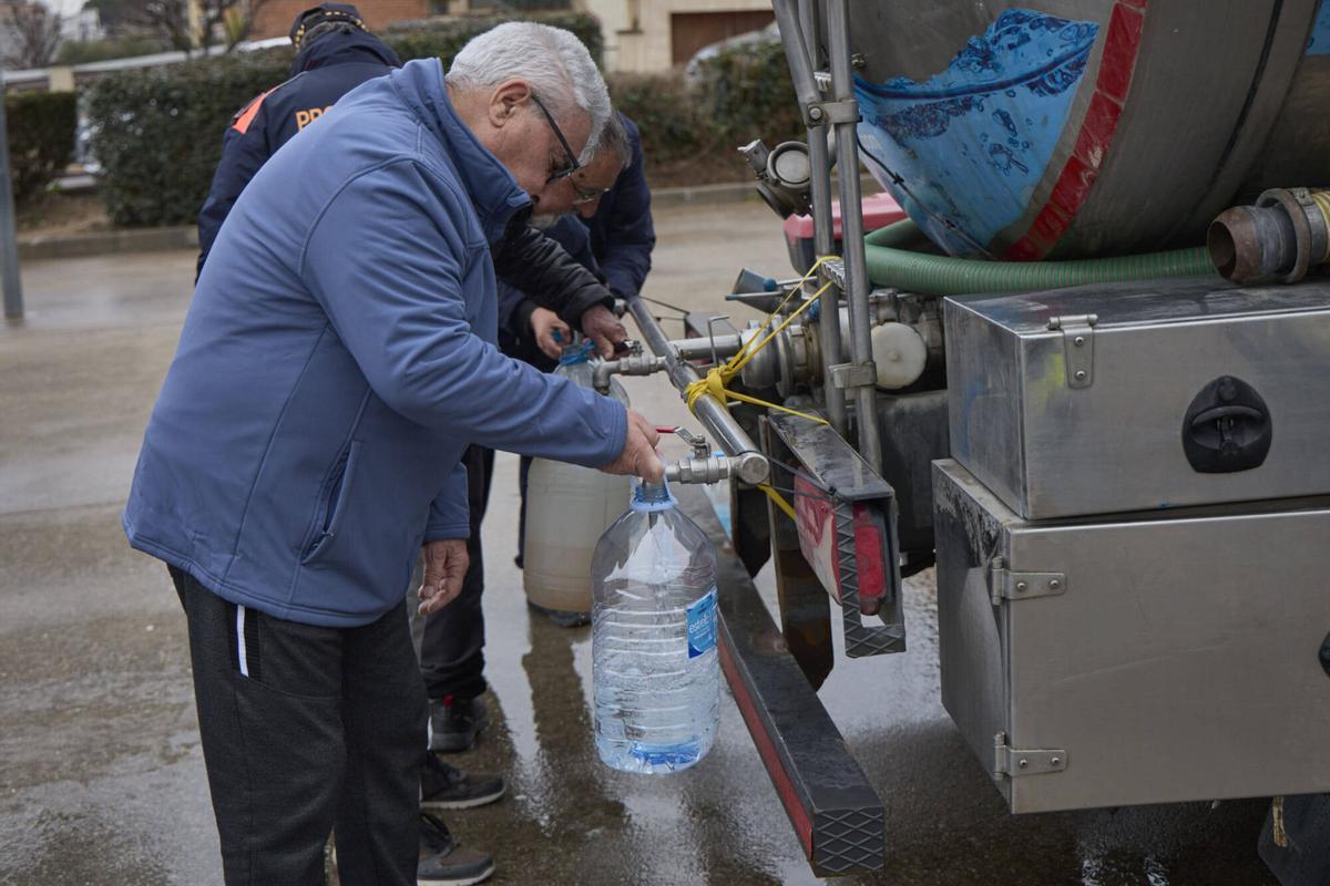 20260122 Veins de Sils agafen aigua potable d´un camió cisterna a causa que per culpa del temporal Harry, no tenen aigua potable a les llars.
