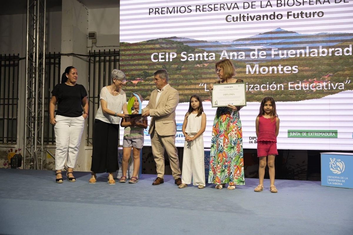 El CEIP Santa Ana de Fuenlabrada de los Montes recoge su premio.