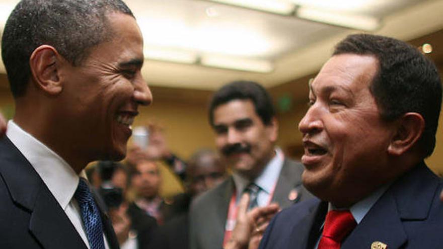 El presidente de Venezuela, Hugo Chávez (d) habla con su homólogo estadounidense, Barack Obama (i) hoy, 17 de abril de 2009, previo al inicio de la V Cumbre de las Américas en Puerto España (Trinidad y Tobago). Los mandatarios a parte del saludo intercambiaron opiniones sobre las relaciones entre ambas naciones.