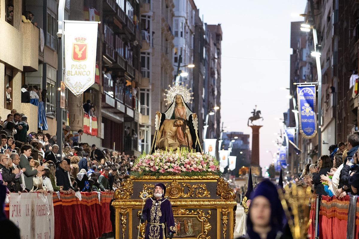Instante de la procesión de Viernes Santo, con las tribunas a los lados.