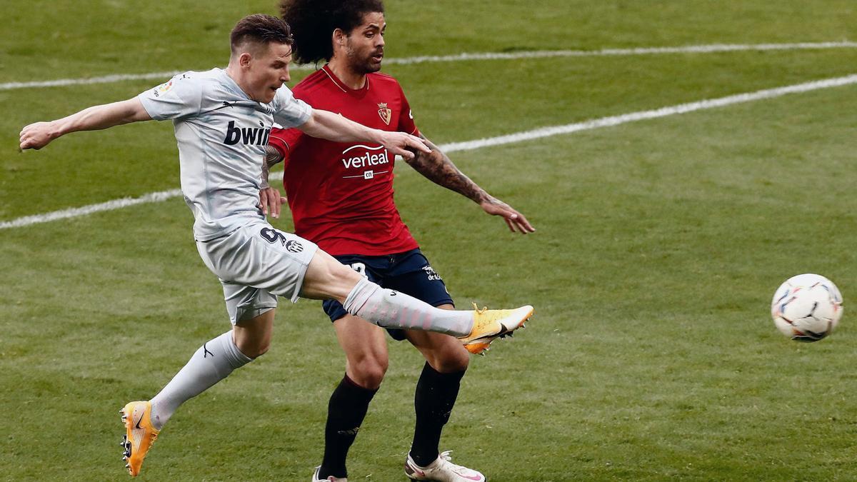 Aridane pugna con Gameiro en un duelo entre Osasuna y Valencia