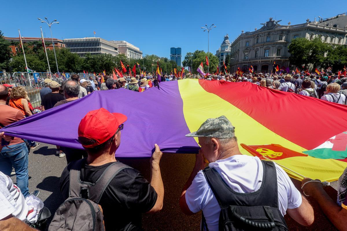 Cientos de personas durante una marcha contra la monarquía, a 16 de junio de 2024, en Madrid (España). Diversos colectivos han convocado una marcha republicana en el centro de Madrid en vísperas del aniversario de la coronación de Felipe VI, bajo el lema Monarquía no, democracia sí, al que han asistido dirigentes de Podemos. Hay tres puntos de salida, la Puerta de Alcalá, Colón y Neptuno para confluir las tres columnas en Cibeles y marchar de forma conjunta hacia la Puerta del Sol, para leer un manifiesto por parte del cineasta Benito Rabal, hijo del actor Paco Rabal, y por la periodista Irene Zugasti. 16 JUNIO 2024;REPÚBLICA;DEMOCRACIA;MONARQUÍA;MANIFESTACIÓN Ricardo Rubio / Europa Press 16/06/2024 / Ricardo Rubio;