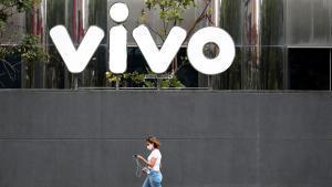 BRA50. SAO PAULO (BRASIL), 22/02/2022.- Una persona pasa frente a la sede de Vivo, filial de Telefónica, el 16 de febrero de 2022. en Sao Paulo (Brasil). Telefónica Brasil, la filial brasileña de la multinacional española Telefónica, obtuvo en 2021 un beneficio neto de 6.229 millones de reales (1.233 millones de dólares), un 30,6 % más que en 2020, informó este martes la empresa. EFE/ Sebastião Moreira