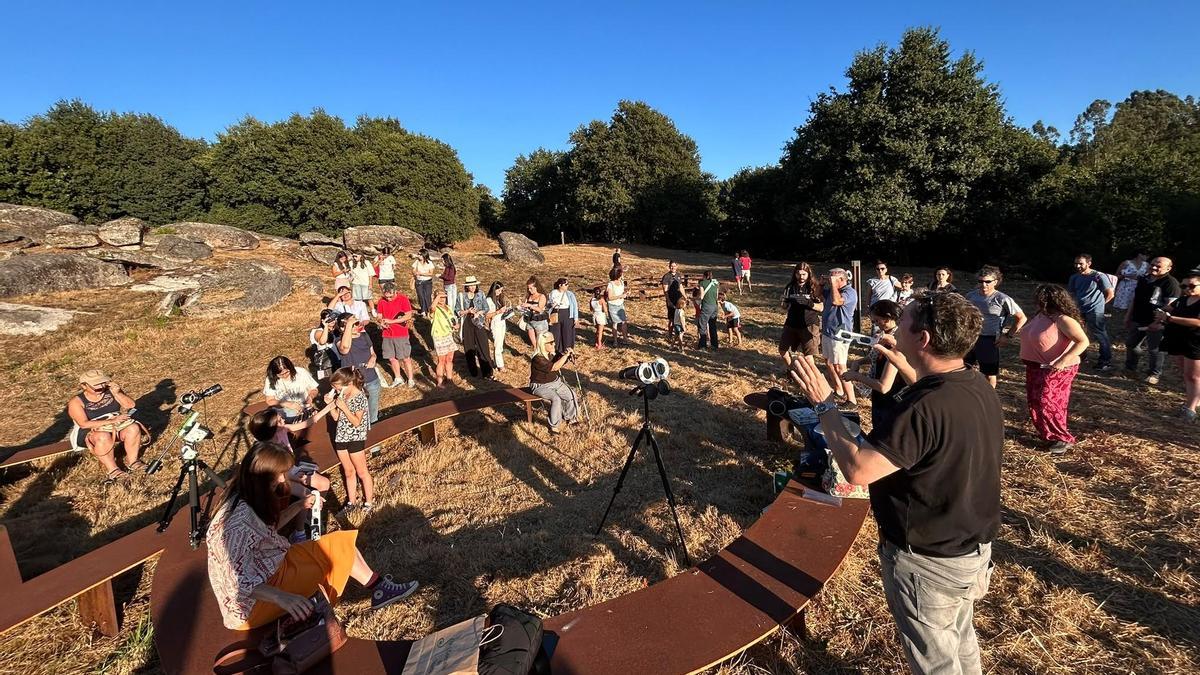 Asistentes a la práctica de visionado en los castros de Toiriz.