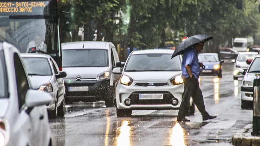 La lluvia ha hecho acto de aparición en el casco urbano de Alcoy