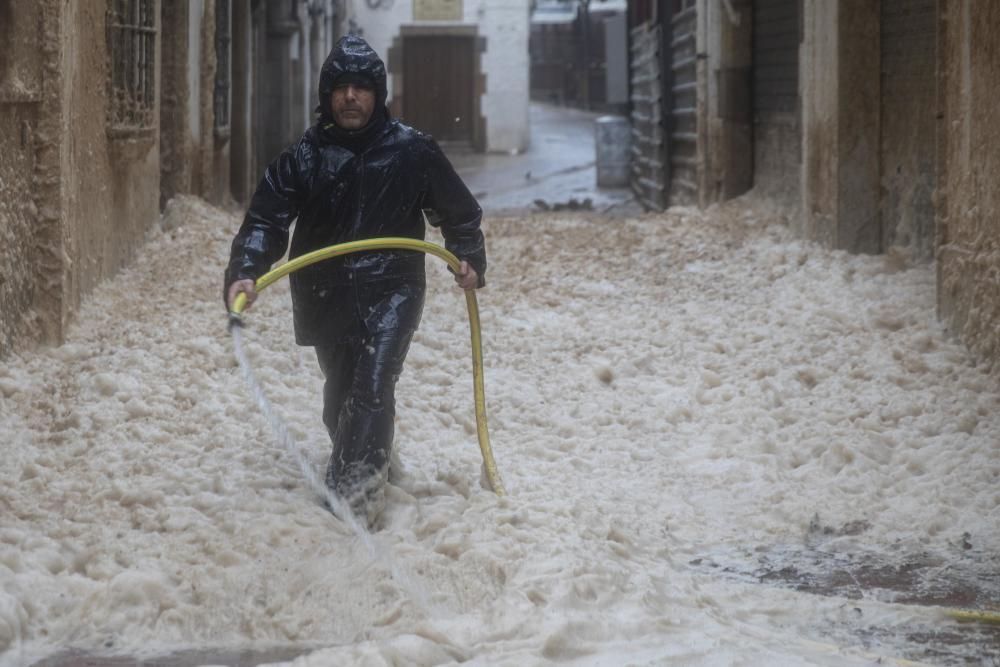 El temporal omple d'escuma de mar carrers de Tossa de Mar