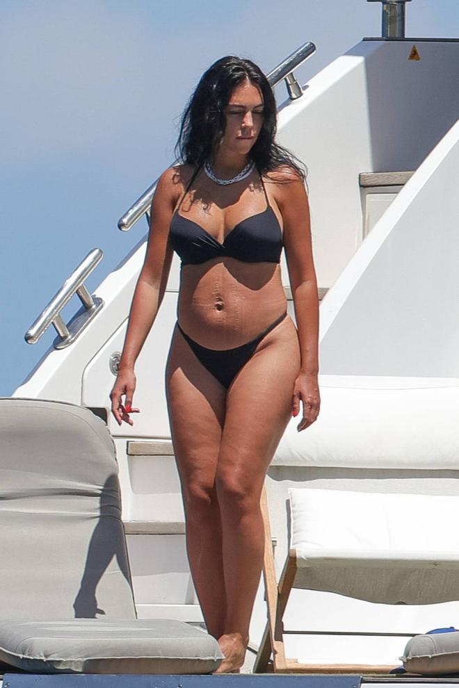 Georgina Rodríguez: brillantes y bikini negro para disfrutar de sus  vacaciones en Ibiza - Woman