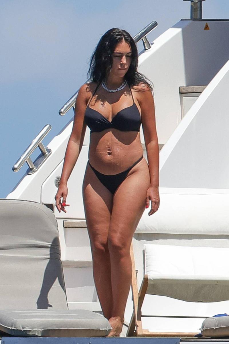 Georgina Rodríguez con un bikini negro de sujetador de aro y tanga