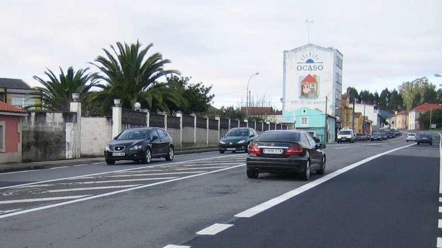 Un tramo de la Nacional VI a su paso por Cortiñán, en Bergondo.