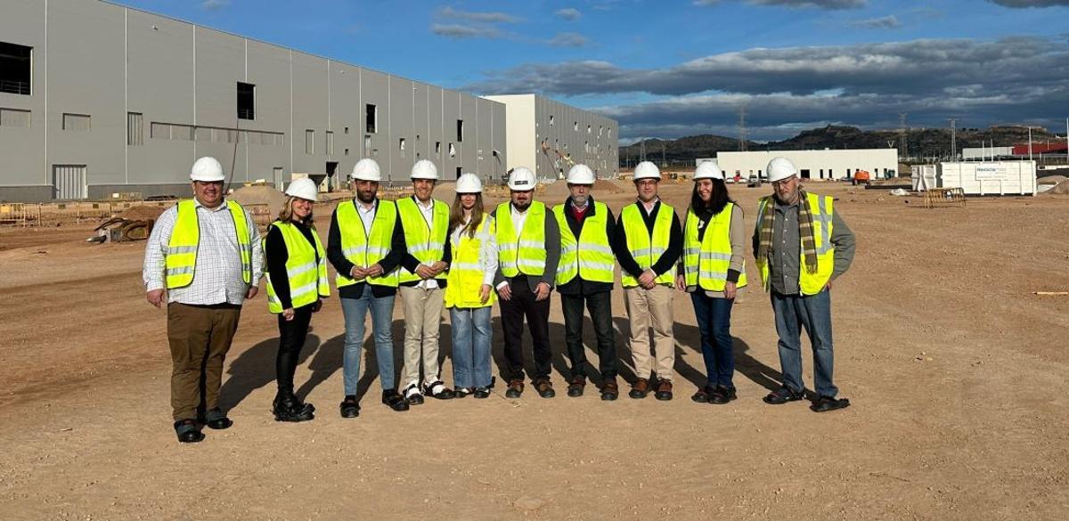 Visita de alcaldes de la comarca a la gigafactoría.