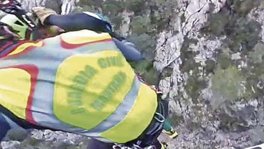 Momento del rescate de la excursionista accidentada en SÃ³ller.