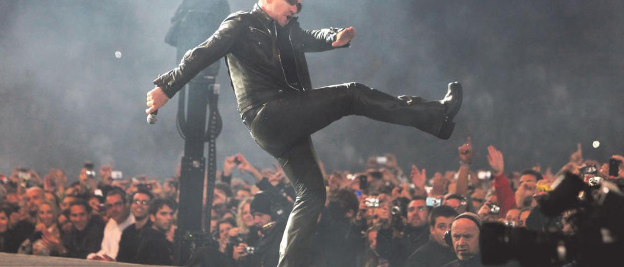El cantant de U2, Bono, en un moment d´una actuació a l´estadi d´Anoeta, a Sant Sebastià.