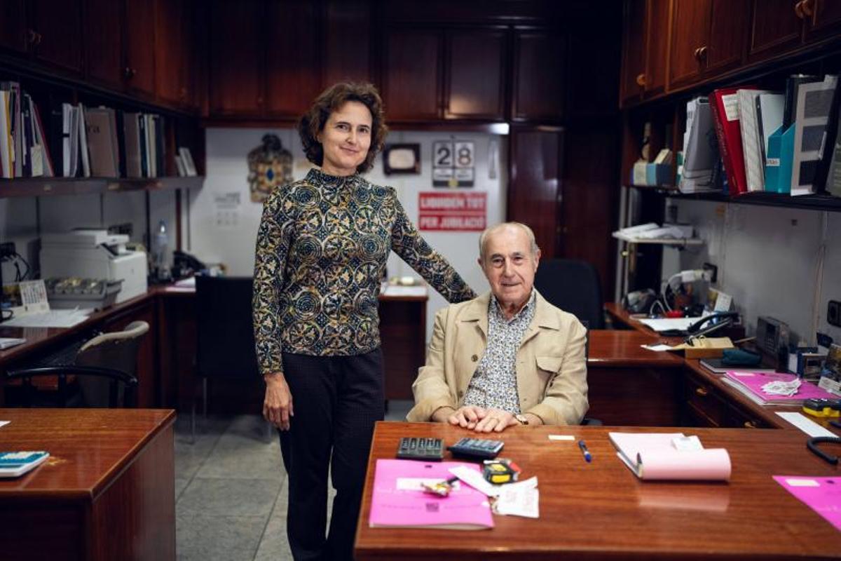 Padre e hija, en el interior de Muebles Cáceres.