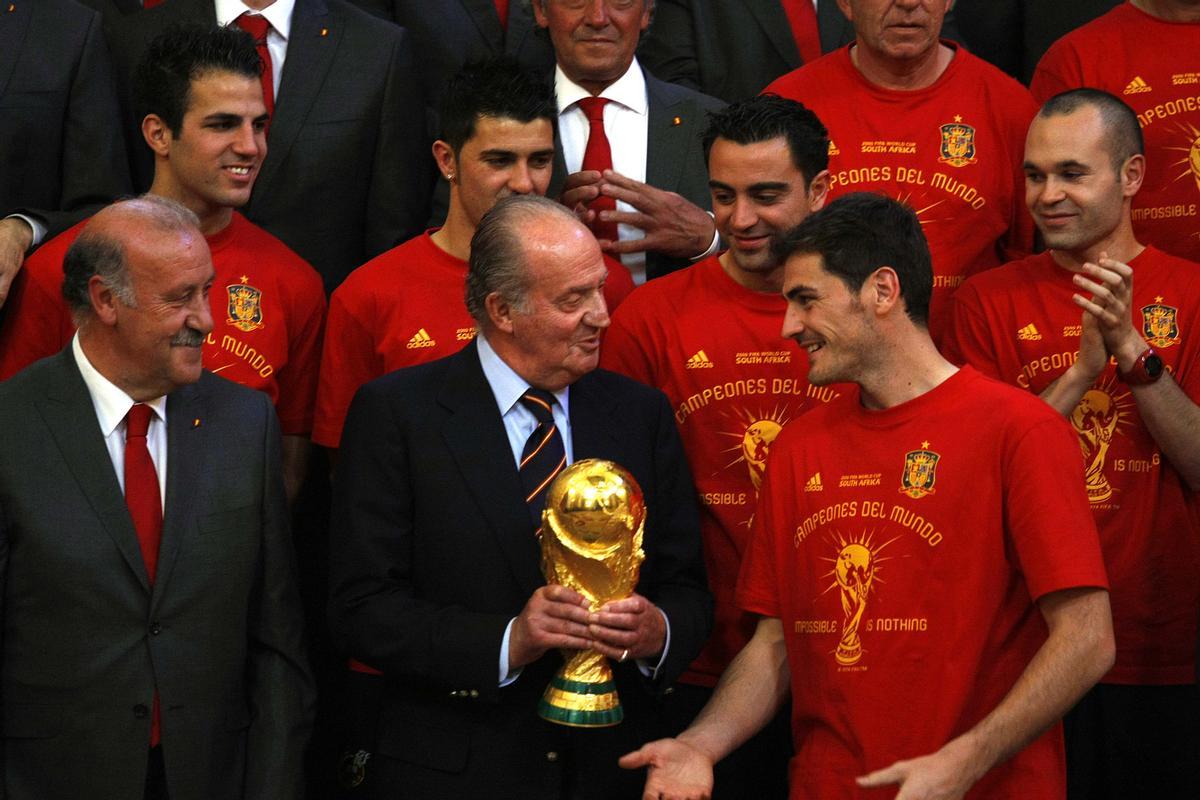 Iker Casillas, como capitán de la selección, ofreciendo al rey Juan Carlos I el trofeo del Mundial de 2010.