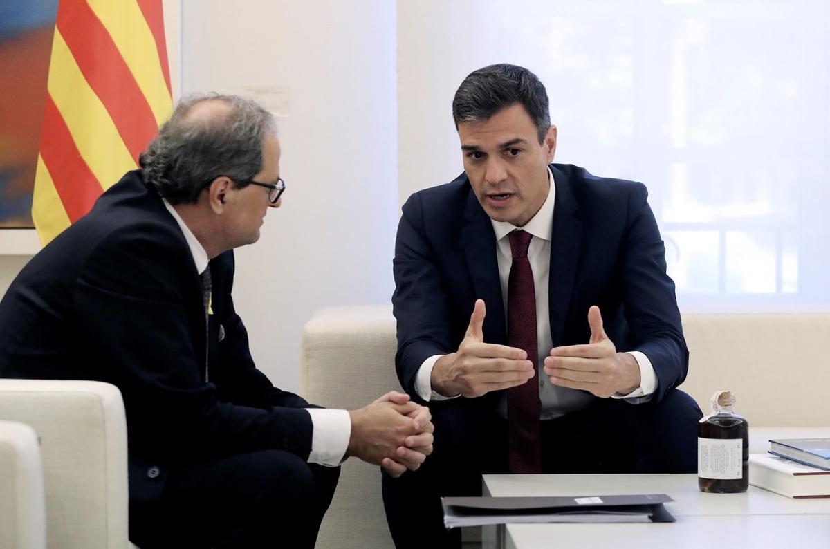 GRAF6448. MADRID (ESPAÑA), 09/07/2018.- El presidente del gobierno Pedro Sánchez y el president de la Generalitat Quim Torra, durante la reunión que ambos mantienen en el Palacio de La Moncloa en Madrid.- EFE/Ballesteros