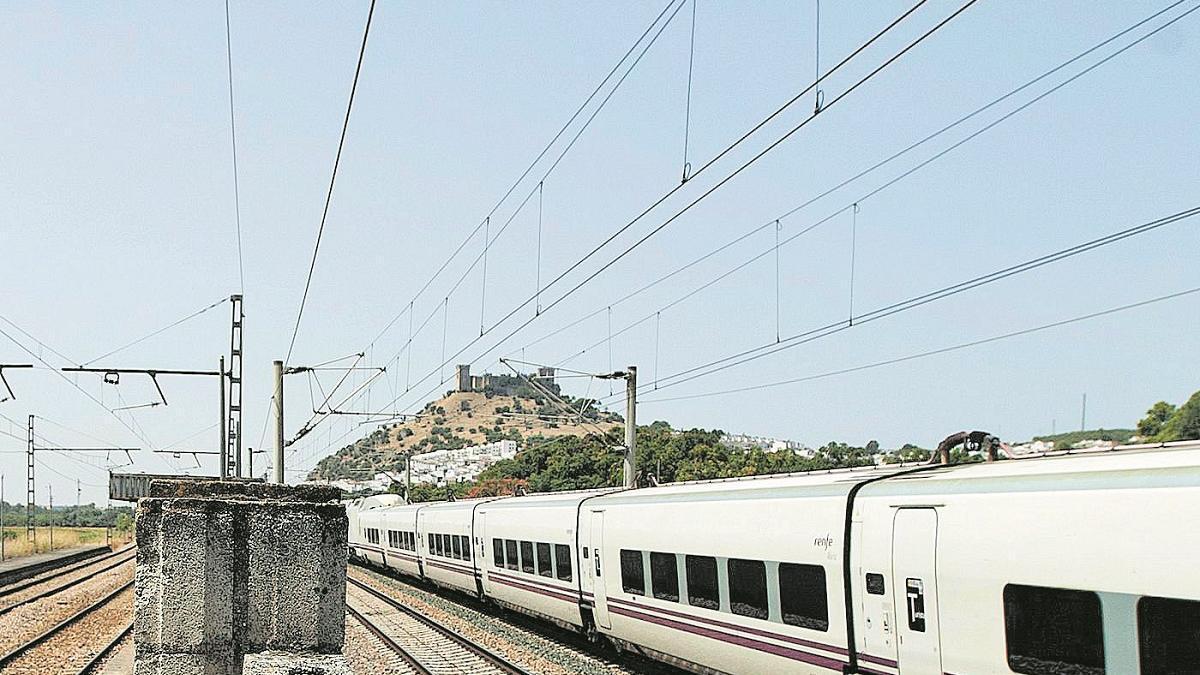 Un tren AVE pasa por la localidad cordobesa de Almodóvar, con su castillo al fondo.