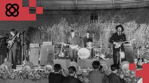 Una imagen inédita: los Beatles, iluminados por los focos en la Monumental de Barcelona ante las cámaras de los fotógrafos