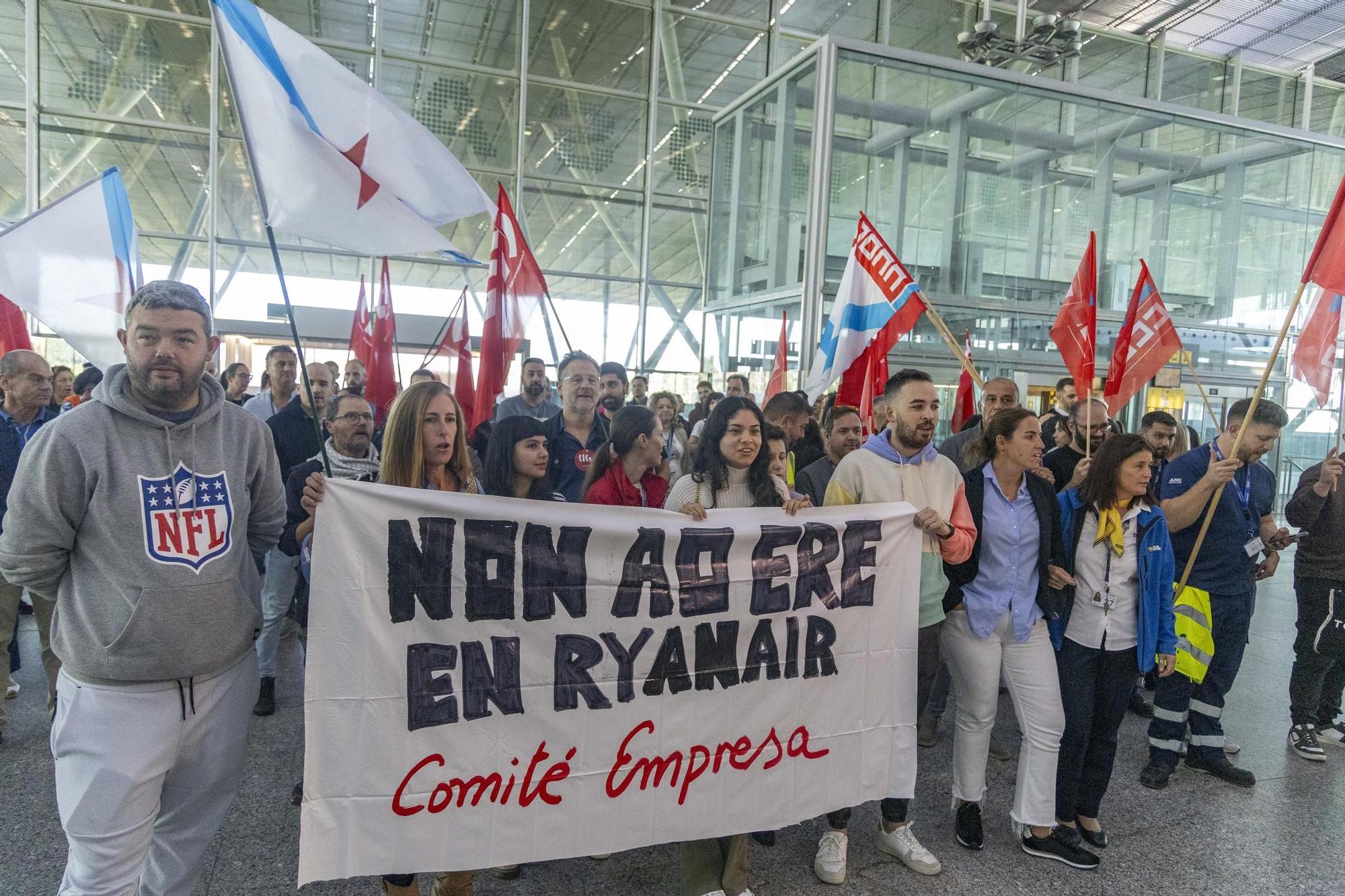 Lostrabajadores de Ryanair se concentran en Lavacolla protestando por el ERE al que se ven  abocados