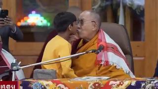 El Dalái Lama se disculpa tras pedir a un niño que "chupe su lengua"