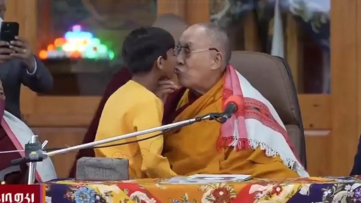 Momento en el que el Dalái Lama besa a un niño indio en la boca
