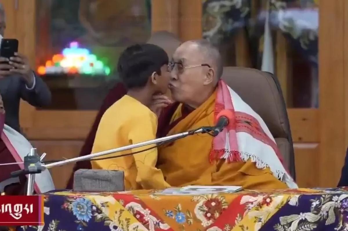 Líders tibetans en l’exili defensen el dalai-lama en la polèmica per intentar que un nen li llepés la llengua