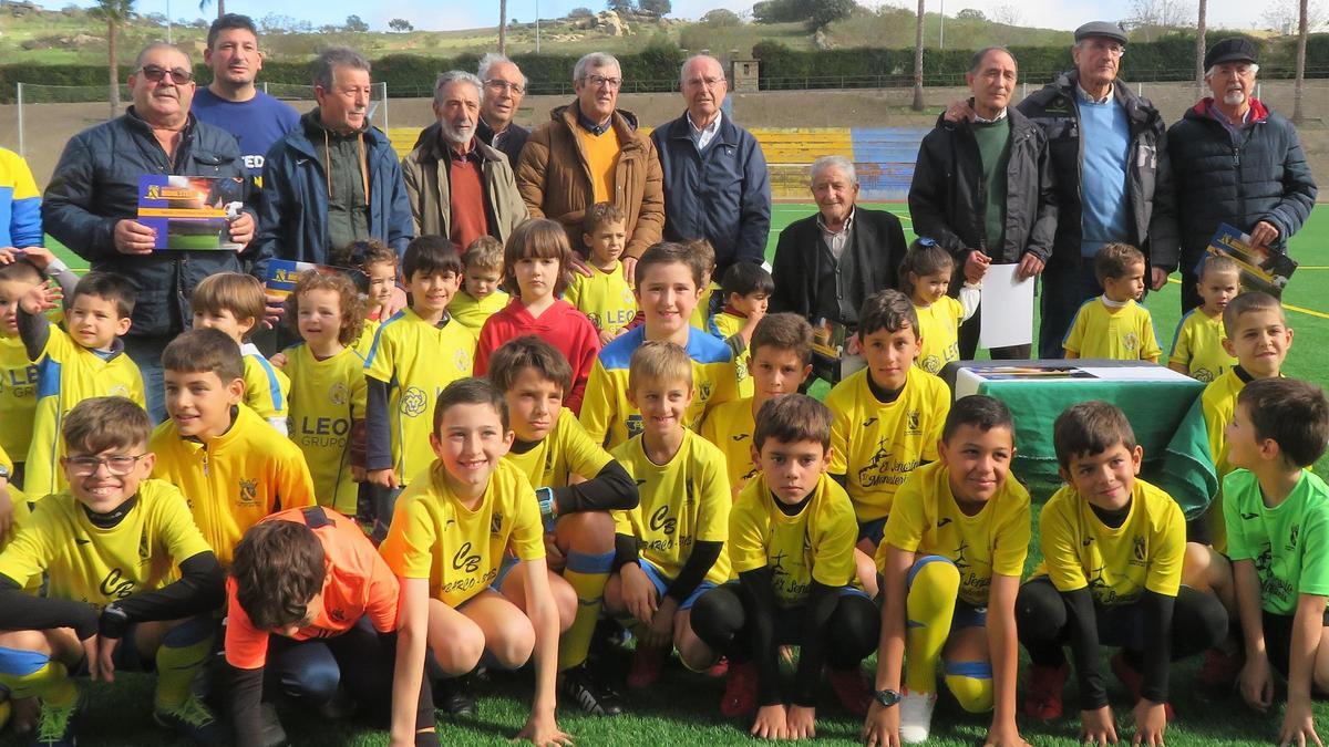 Los homenajeados acompañados por los más pequeños de la Escuela Municipal de Fútbol