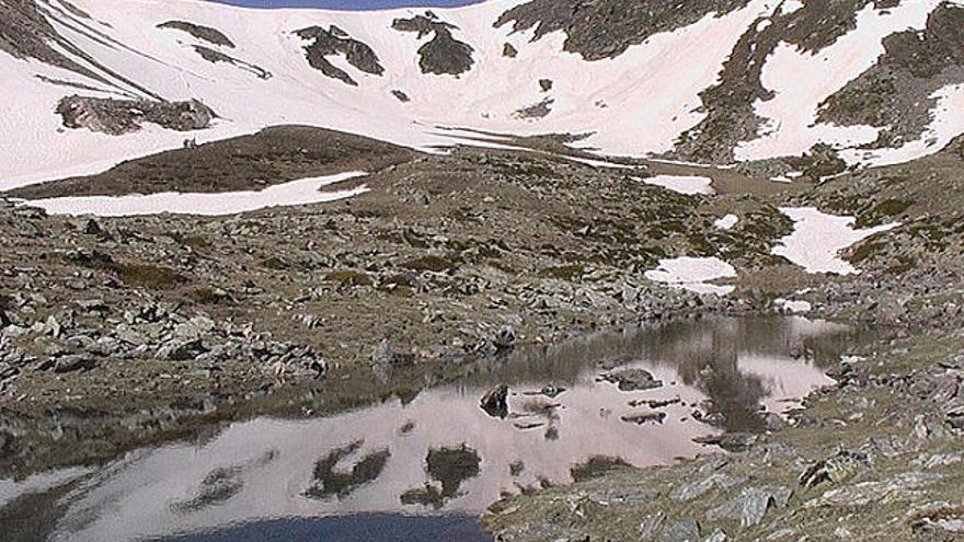 Un estany fonadís dels Pirineus en una imatge d&#039;arxiu de l&#039;any 2007.