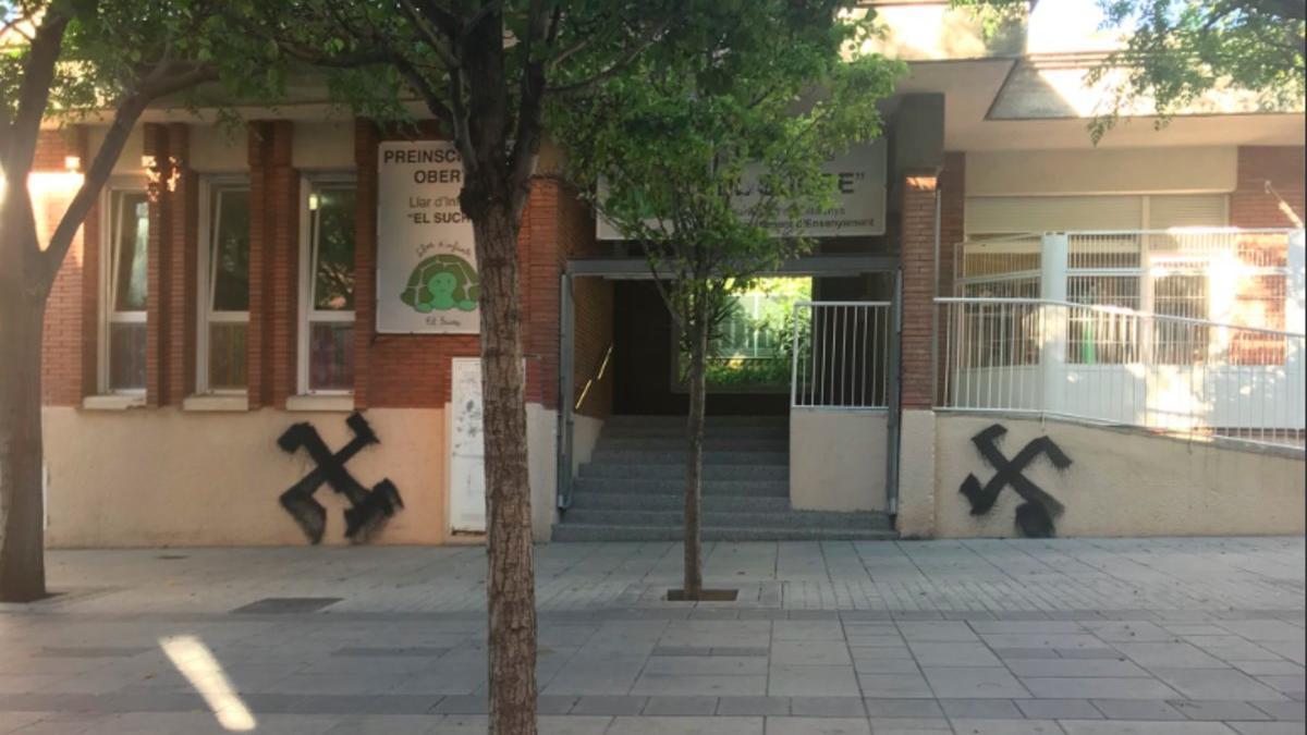 Pintadas fascistas aparecidas en la fachada de una guardería de Esplugues este martes